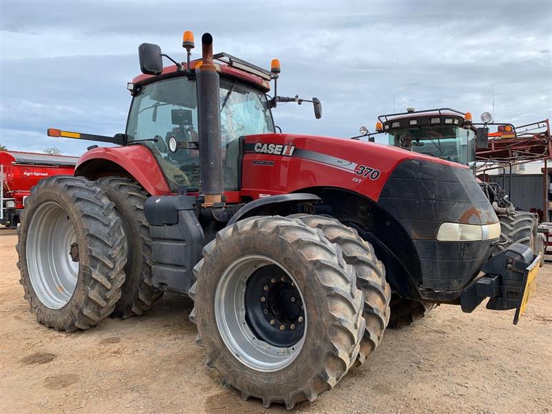 Photo 2. Case IH Magnum 370 CVT tractor