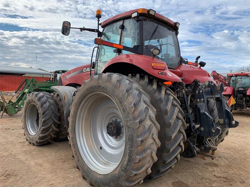 Photo 3. Case IH Magnum 370 CVT tractor