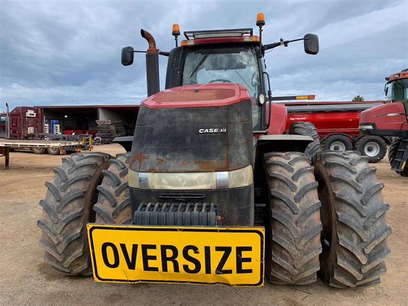 Photo 4. Case IH Magnum 370 CVT tractor