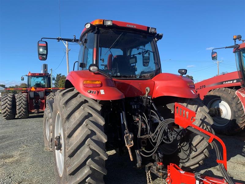 Photo 3. Case IH Magnum 200 tractor