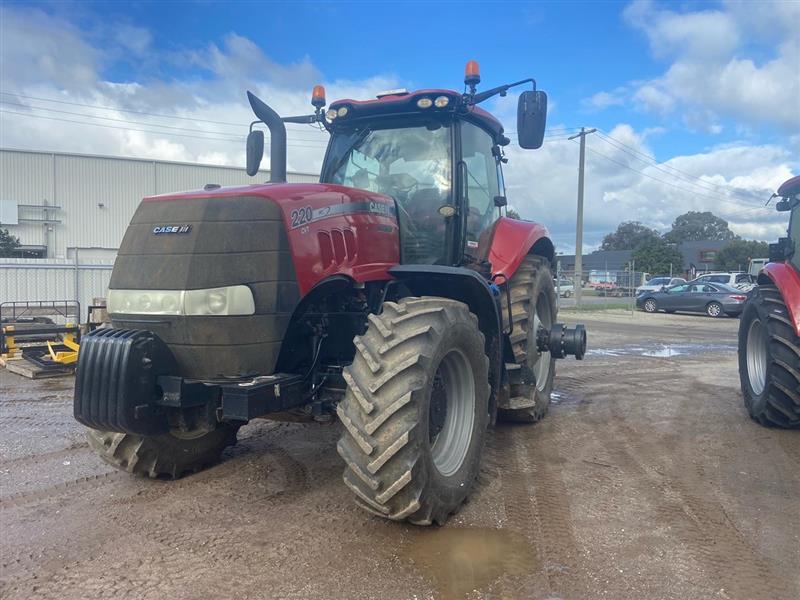 Photo 5. Case IH Magnum 220 tractor