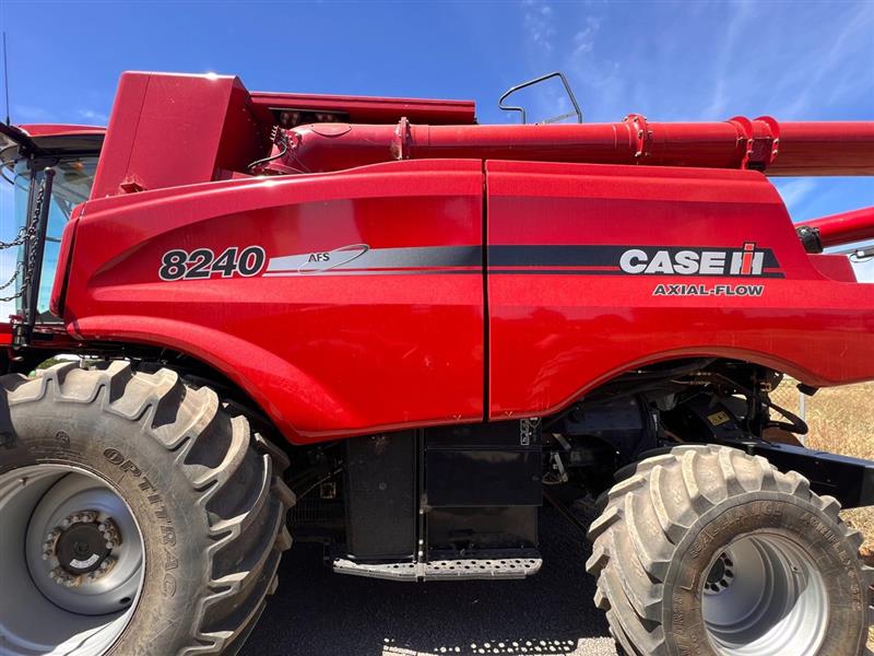 Photo 4. Case IH 8240 combine harvester