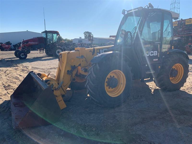 Photo 2. JCB Loadall 550-80 telehandler