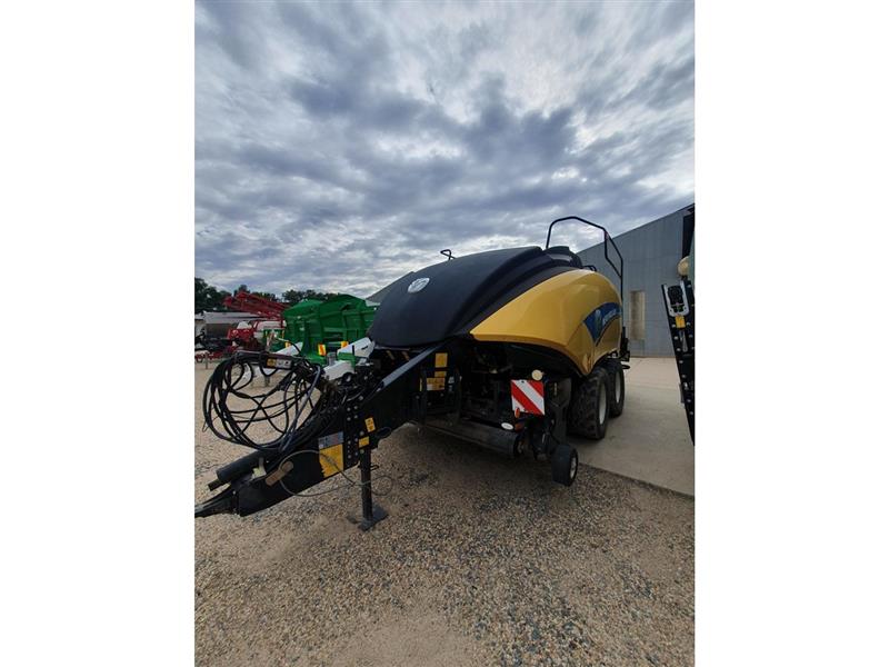 Photo 2. New Holland BB1290 baler