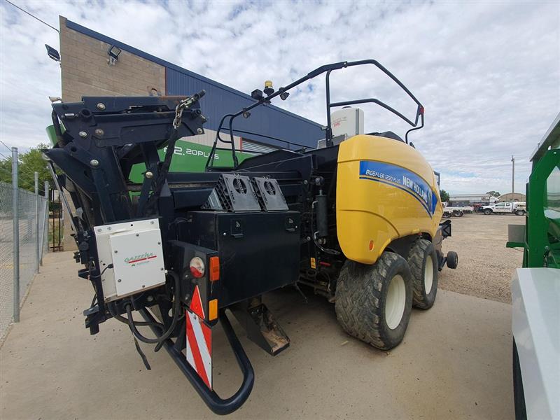 Photo 4. New Holland BB1290 baler