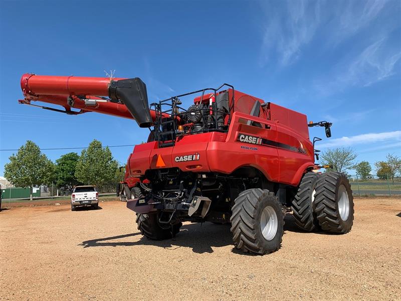 Photo 4. Case IH 9240 combine harvester