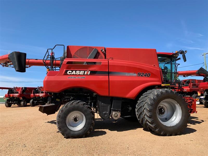 Photo 5. Case IH 9240 combine harvester