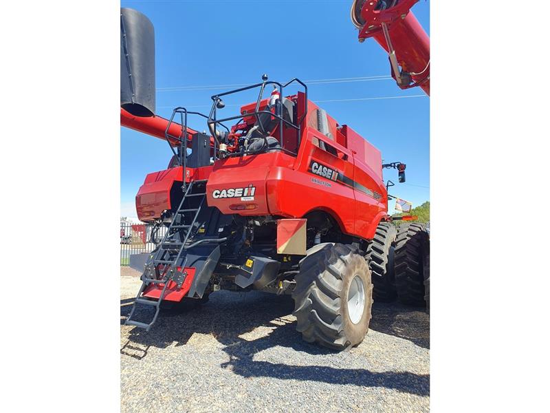 Photo 5. Case IH 8240 combine harvester