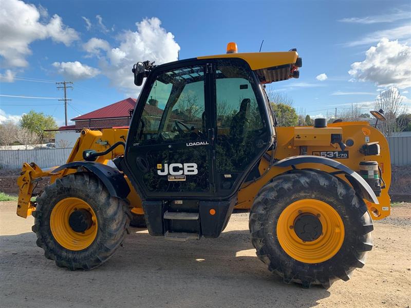 Photo 2. JCB Loadall 531-70 telehandler