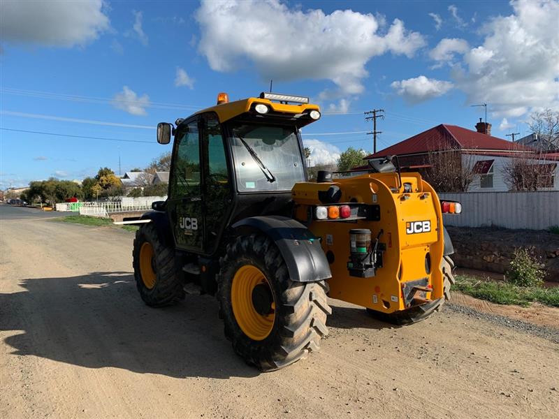 Photo 4. JCB Loadall 531-70 telehandler