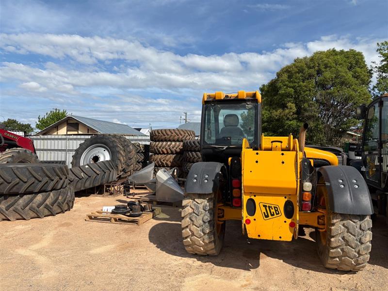 Photo 2. JCB Loadall 531-70 telehandler