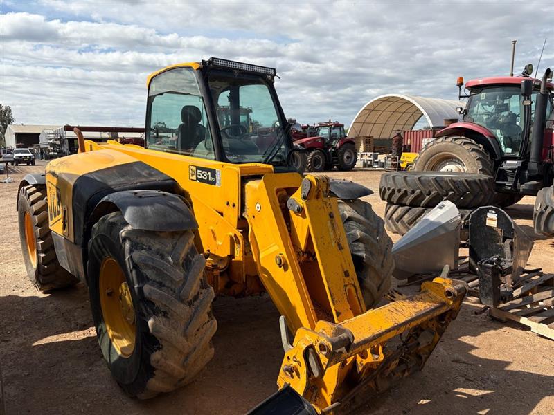 Photo 3. JCB Loadall 531-70 telehandler