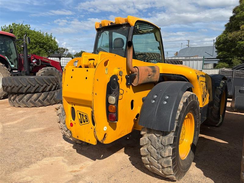 Photo 4. JCB Loadall 531-70 telehandler