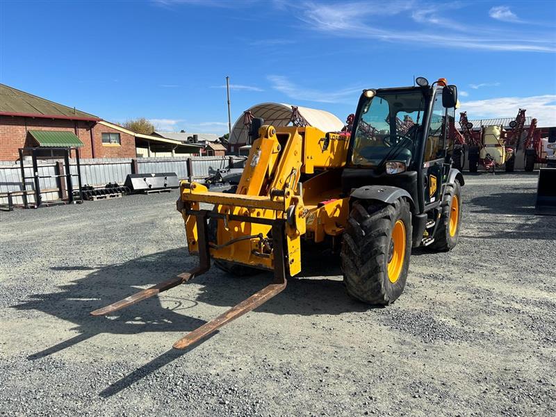 Photo 2. JCB Loadall 541-70 telehandler