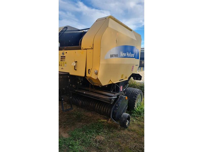 Photo 2. New Holland BR7060 round baler