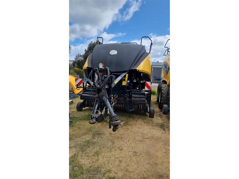 Photo 3. New Holland BB1290 plus square baler