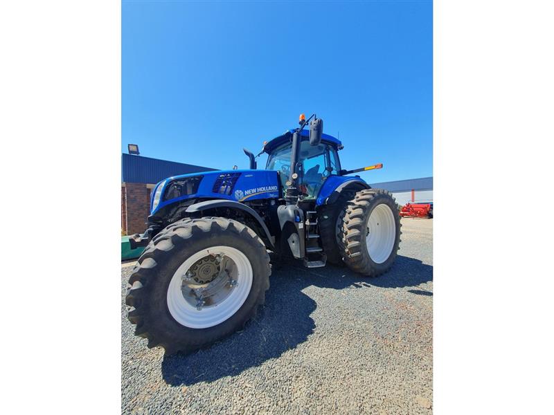 Photo 4. New Holland T8.320 tractor