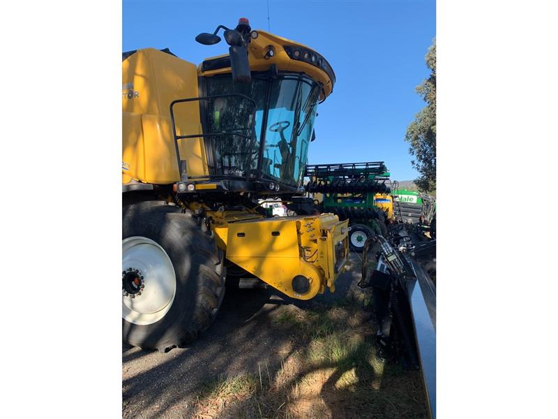 Photo 2. New Holland CR10.90 combine harvester