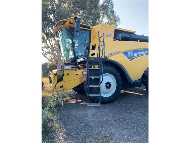 Photo 3. New Holland CR10.90 combine harvester