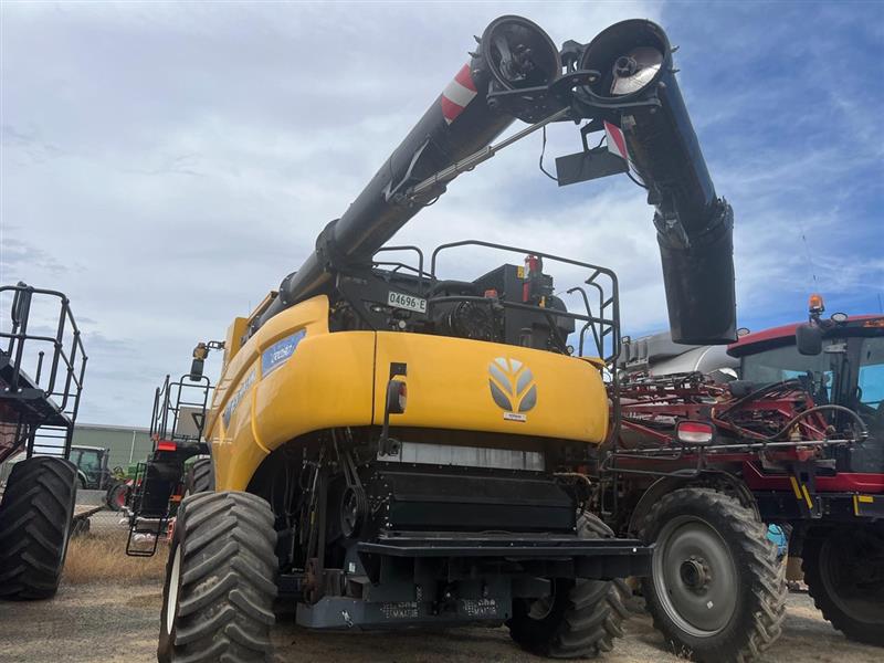 Photo 2. New Holland CR10.90 combine harvester