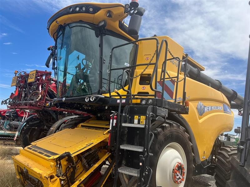 Photo 4. New Holland CR10.90 combine harvester