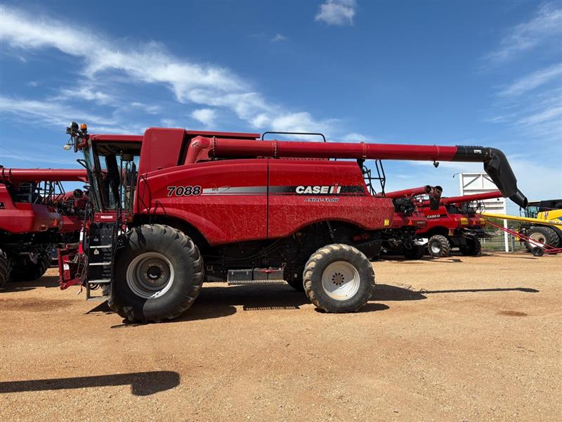 Photo 5. Case IH 7088 combine harvester