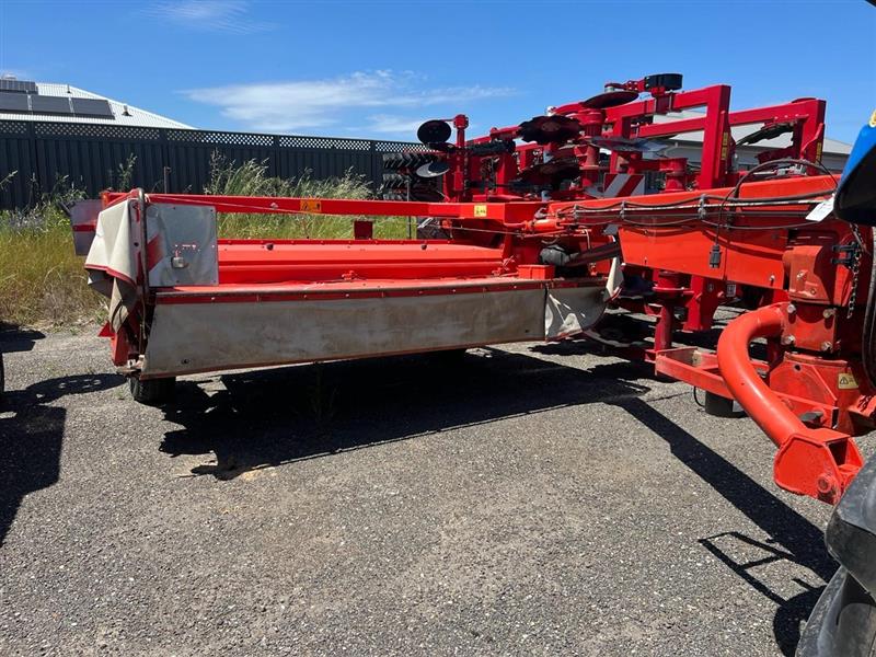 Photo 2. Kuhn FC352RG mower conditioner