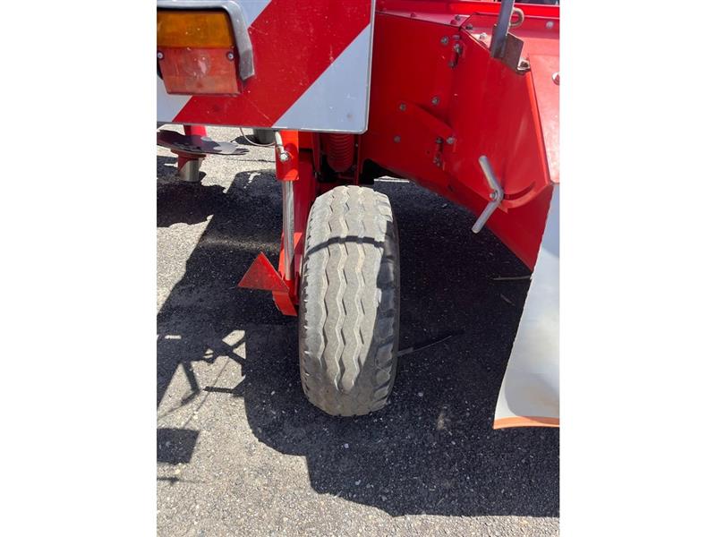 Photo 4. Kuhn FC352RG mower conditioner