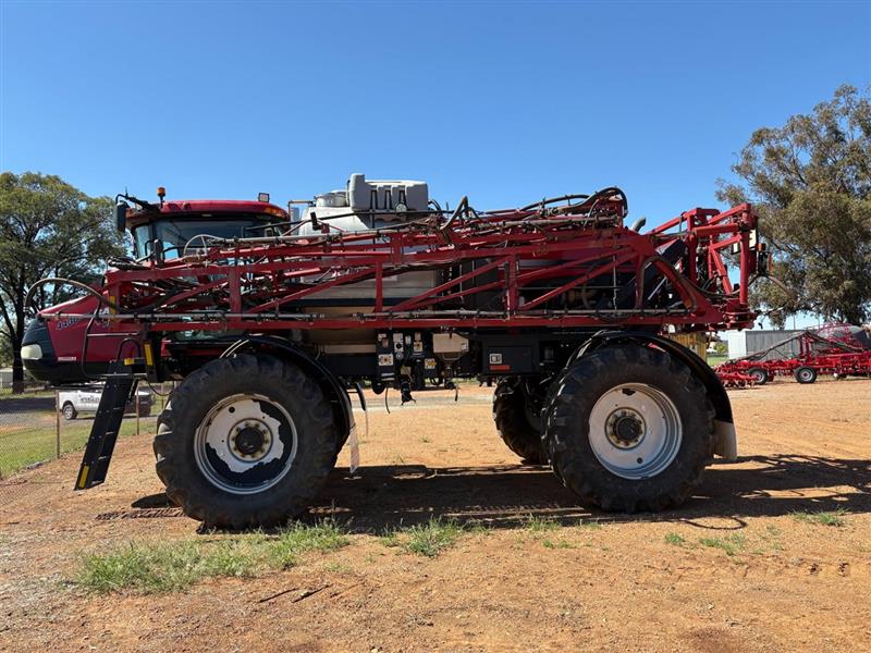Photo 4. Case IH 4430 self propelled sprayer