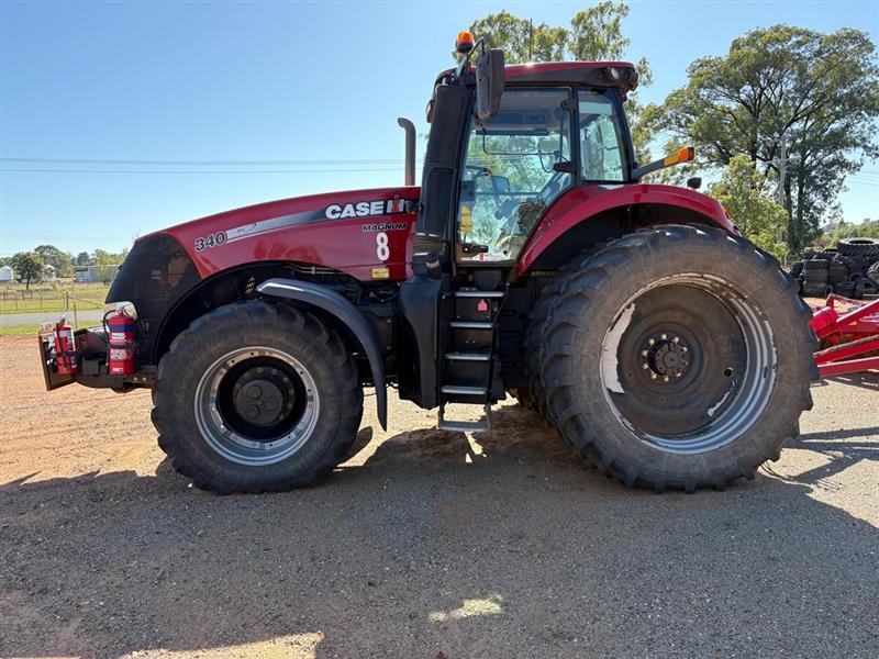 Photo 3. Case IH Magnum 340 tractor