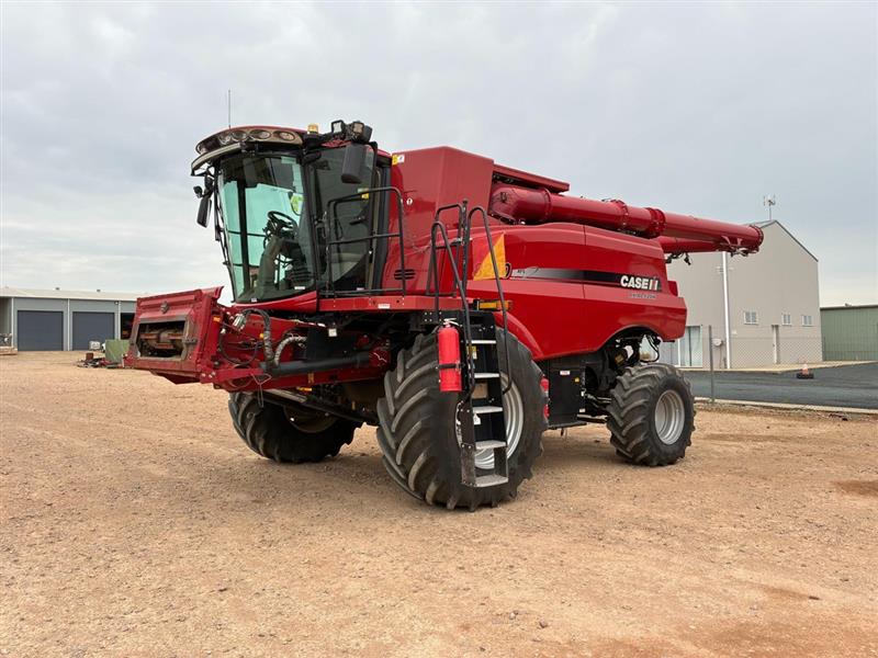 Photo 4. Case IH 8240 combine harvester