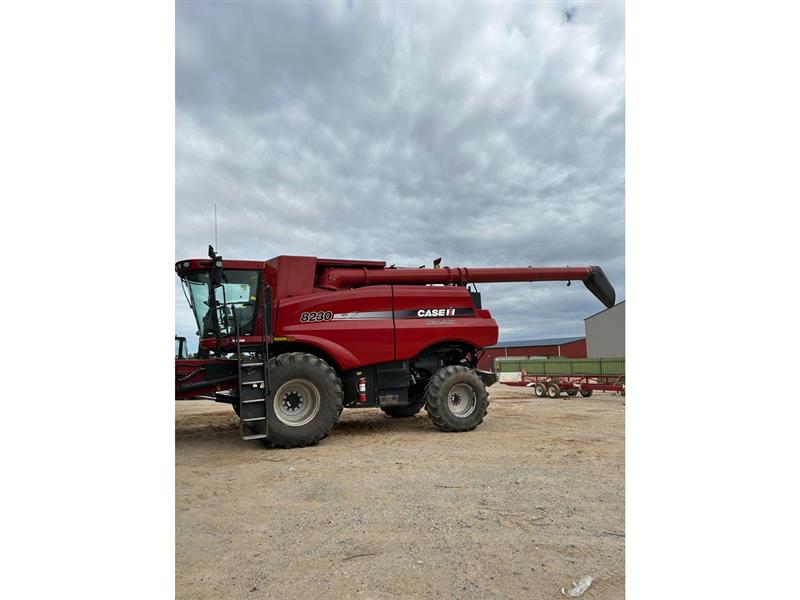 Photo 4. Case IH 8230 combine harvester