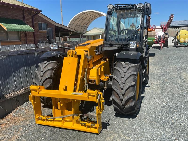 Photo 2. JCB 531-70 Agri super telelhandler