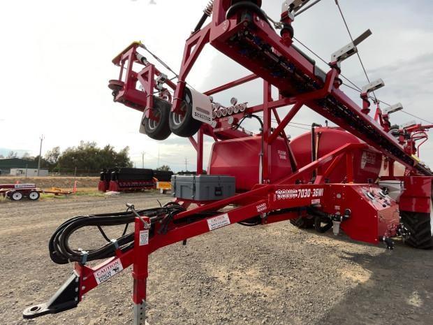 Photo 2. Croplands Weedit Sonic 7030 boom sprayer