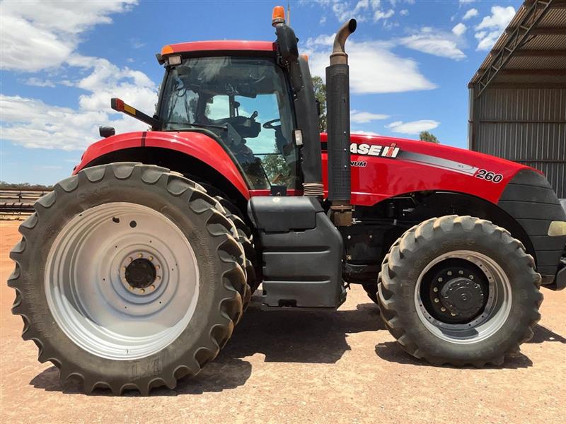 Photo 2. Case IH Magnum 260 tractor