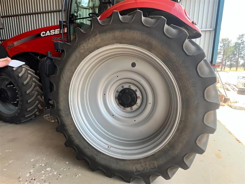 Photo 4. Case IH Magnum 260 tractor