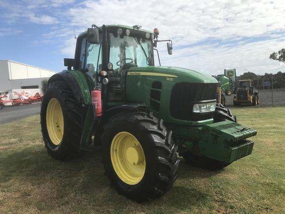 Photo 2. John Deere 7430 premium tractor