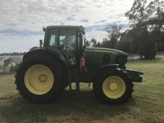 Photo 3. John Deere 7430 premium tractor