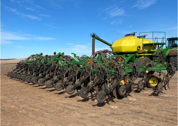 Photo 1. John Deere 1870 Conserva Pak Contour Drill 40ft & 1910 Air Cart