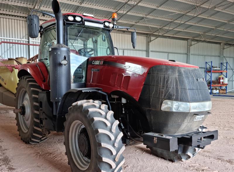 Photo 2. Case IH Magnum 220 CVT Tractor