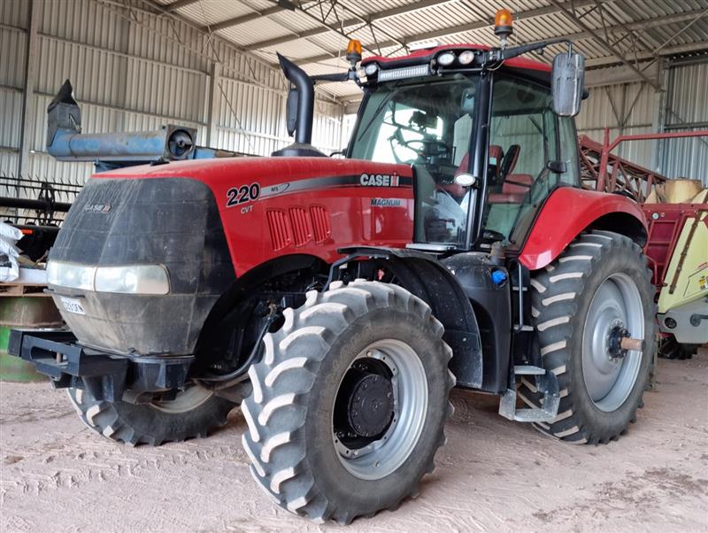 Photo 1. Case IH Magnum 220 CVT Tractor