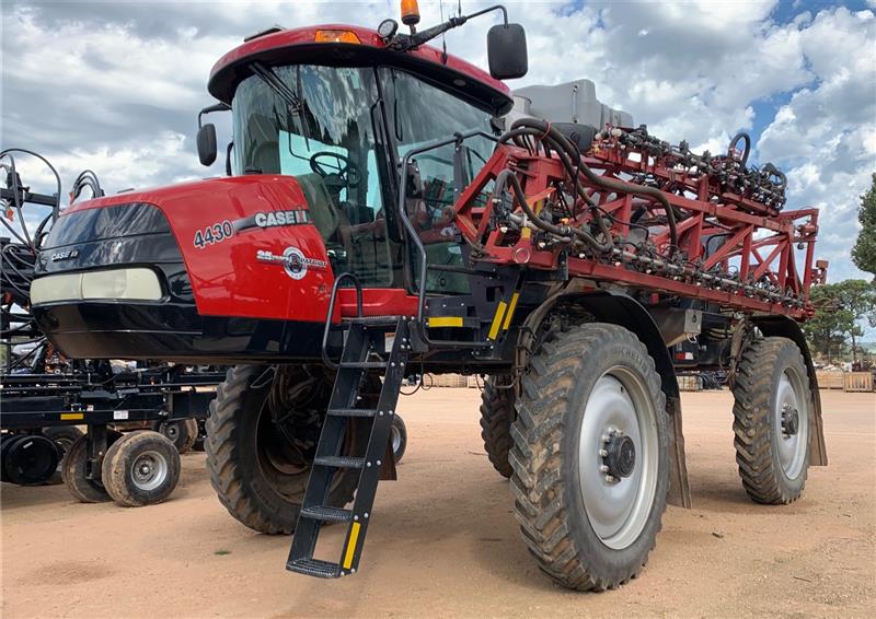 Photo 1. Case IH 4430 Patriot Self Propelled Sprayer