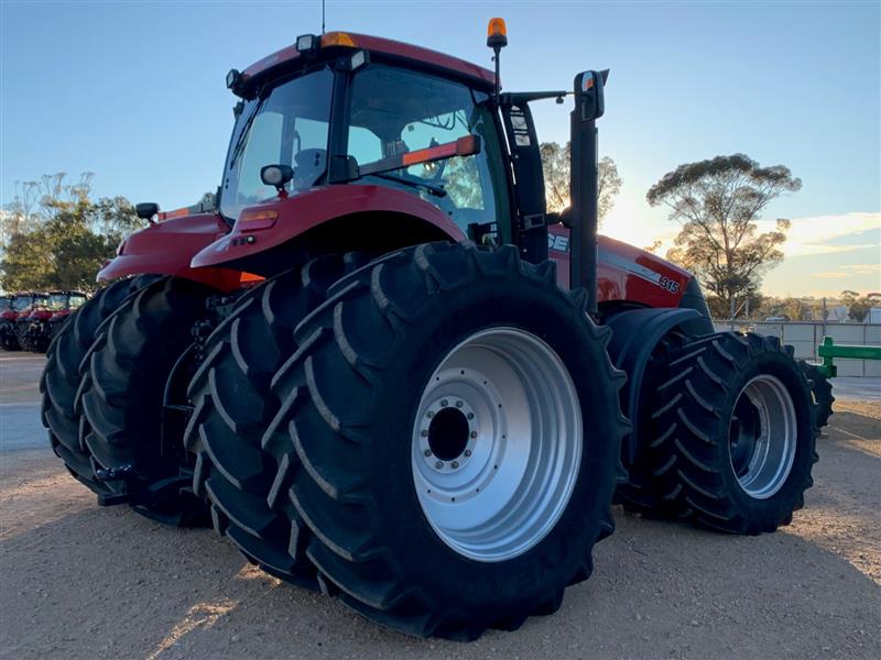 Photo 4. Case IH Magnum 315 Tractor