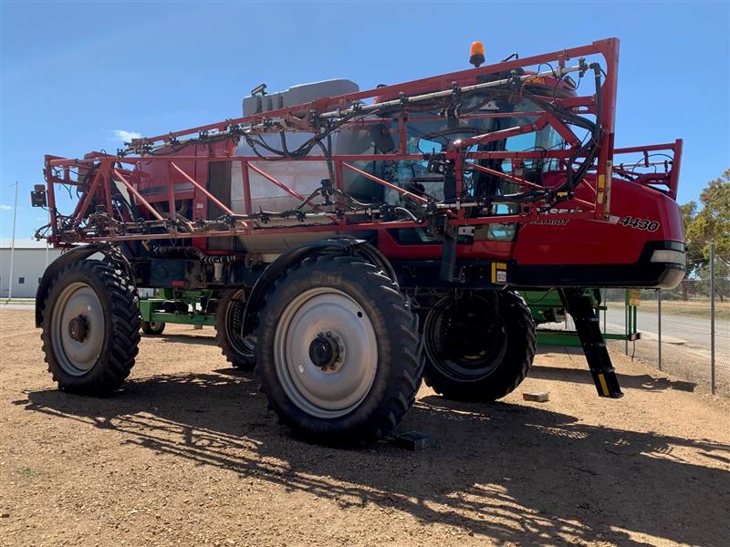 Photo 2. Case IH 4430 Patriot Self Propelled Sprayer