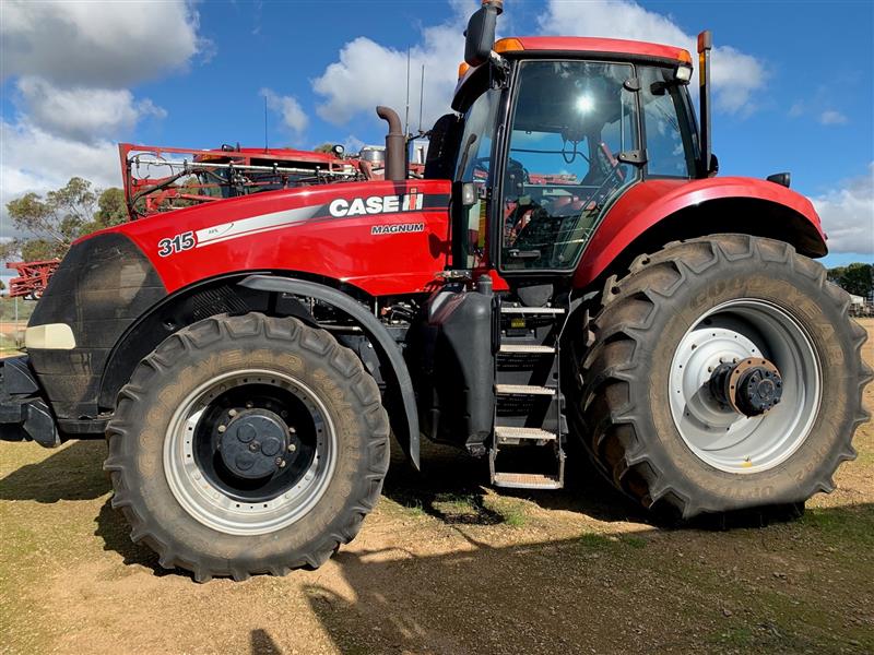 Photo 2. Case IH Magnum 315 Tractor