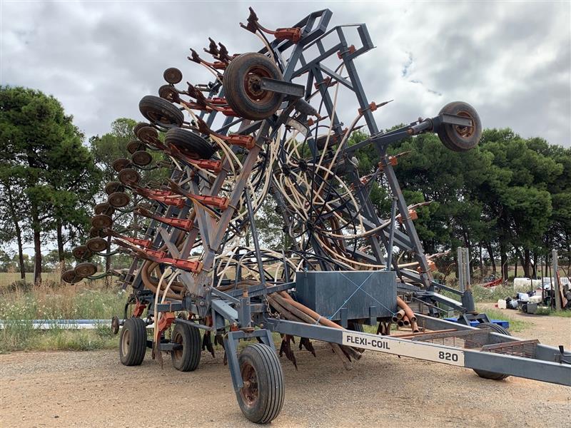 Photo 2. Flexi-Coil 820 40ft Bar