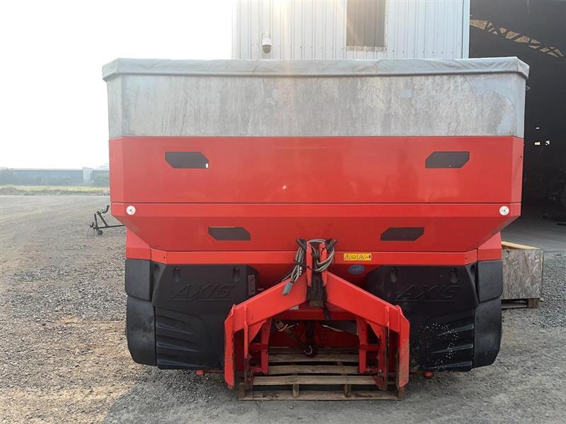 Photo 3. Kuhn Axis 50.1 W spreader