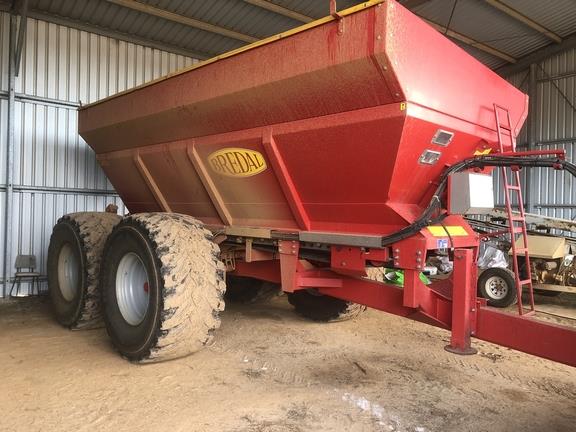 Photo 2. Bredal K135 spreader