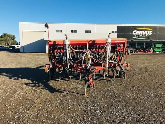 Photo 2. Duncan AG MK3 renovator & crop roller airseeder