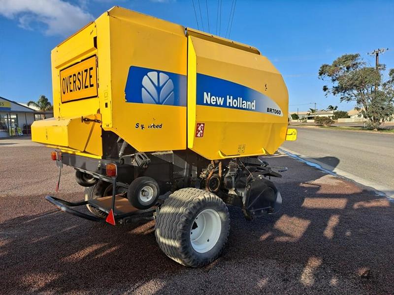 Photo 2. New Holland BR7060 Round Baler